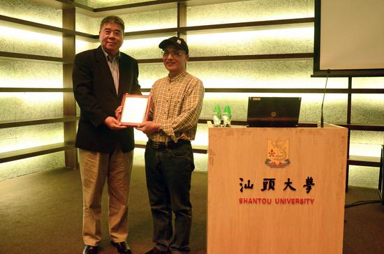 汕大商学院院长徐二明教授与肖永亮。