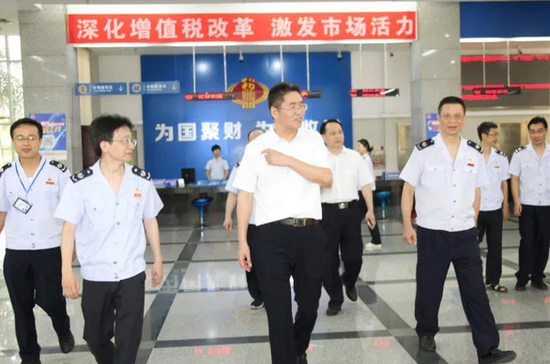 国家税务总局广东省税务局联合党委委员、总会计师蒋余良参观办税厅