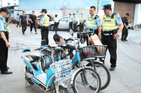 民警在清查行动中查扣可疑助力车。