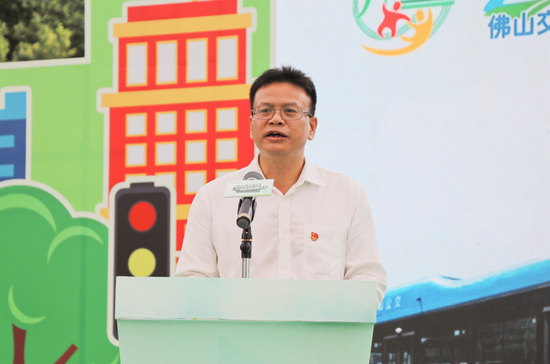 佛山市交通运输局党组书记、局长曾阳春为公交周主题日活动致辞。