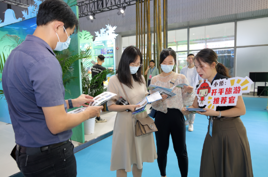 现场参展商们热情向游客们推介江门
