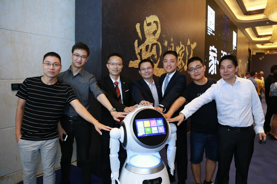 未来将会在家汇商场运用的客服机器人提前现身会场