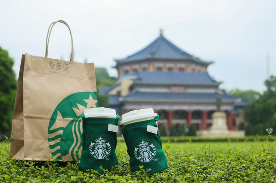 制作完毕的饮品和食品装入纸袋后,将有专星送™专用封口贴将纸袋封口