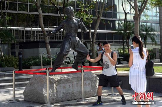 资料图:香港星光大道。中新社记者 谭达明 摄