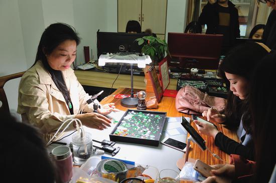 林锐芝在直播中向货主询价