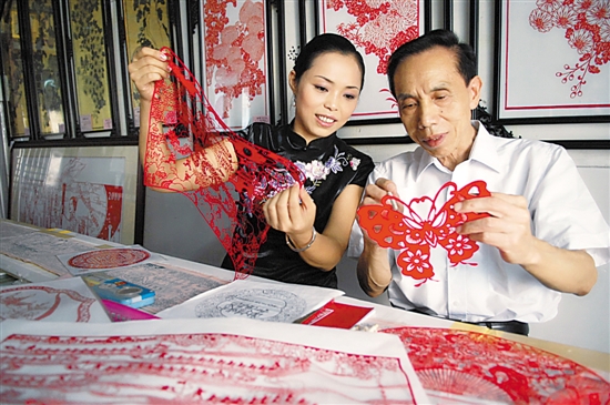 陈永才大师(右)和徒弟饶宝莲(左)(饶宝莲供图)