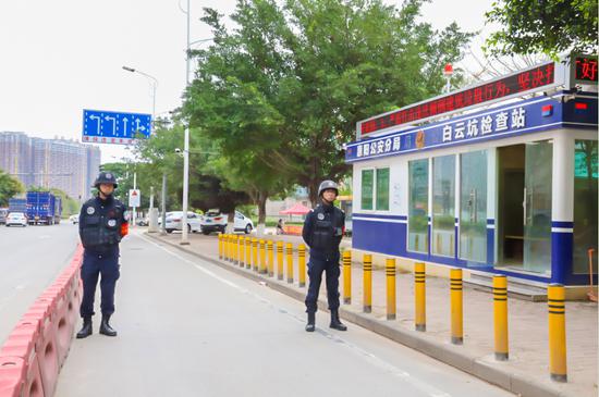 (在白云一路设卡查车)