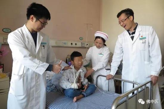 小儿骨科主任郭跃明、护士长陈婉敏、马洪主治中医师与患儿才巴合影