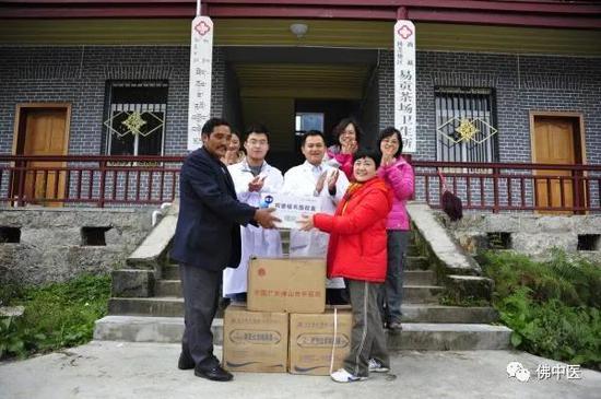 2012年,朱东方随佛山市红十字会赴西藏林芝易贡茶场实施帮扶,图为向当地捐赠药品