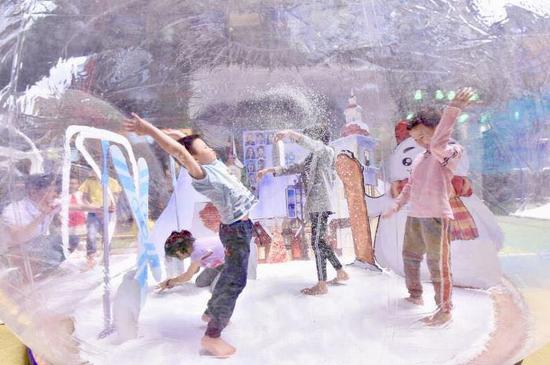 活动现场,小朋友在“冰雪妙趣屋”玩得不亦乐乎