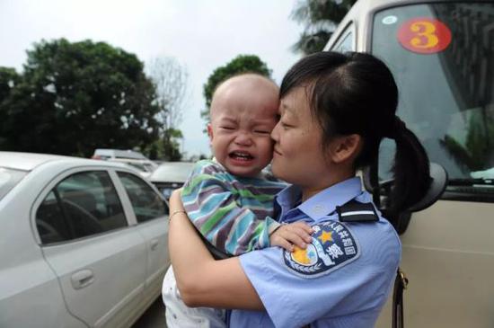 女警安抚被解救的儿童。景国民 摄