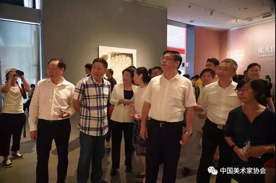 领导嘉宾参观展览