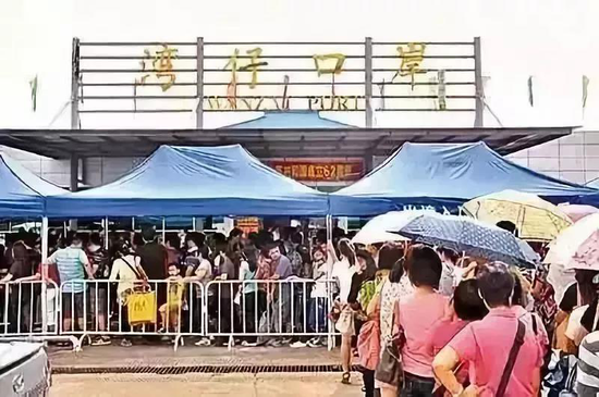 使用中的湾仔口岸,需排队进入