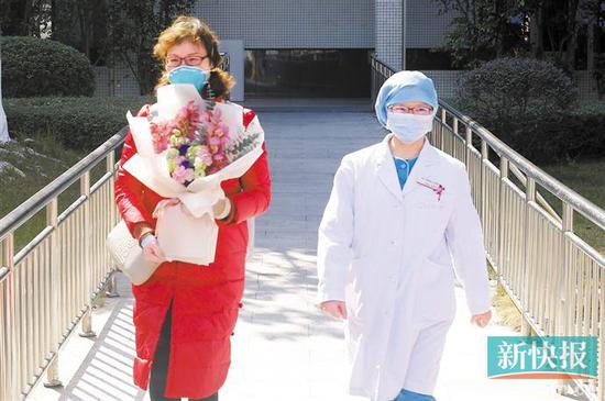  ■昨日，广州市首例新型冠状病毒感染的肺炎治愈者出院。新快报记者 毕志毅/摄