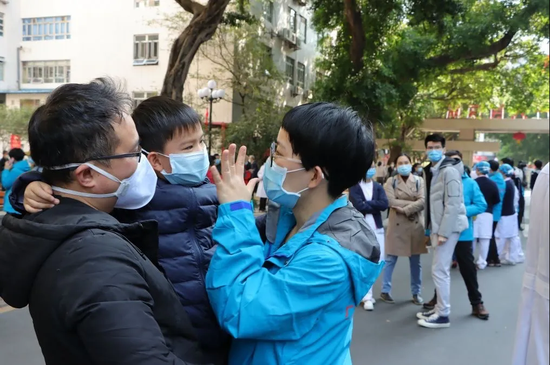 21日，广州再次派出155人医疗队从广州市第一人民医院出发，驰援湖北武汉。