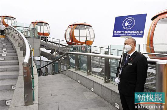  ■广州塔顶有专人举牌提醒游客。新快报记者 夏世焱/摄