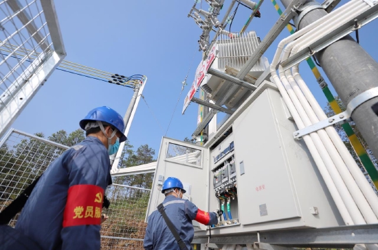 南方电网广东肇庆高要供电局为罗氏虾养殖户新增500千伏安变压器，保障充足用电。叶姗姗摄