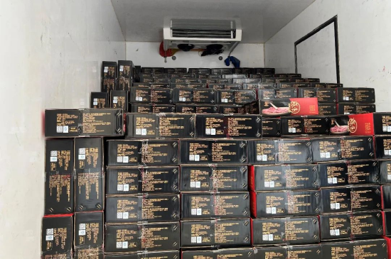 金派食品捐赠物资装车