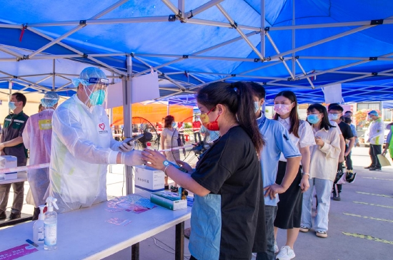 &nbsp;黄埔区青年志愿者为市民做好核酸检测扫码登记。