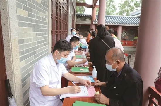 惠州市第三人民医院大肠癌筛查公益项目组在惠城区三栋镇邓演达纪念园为群众义诊