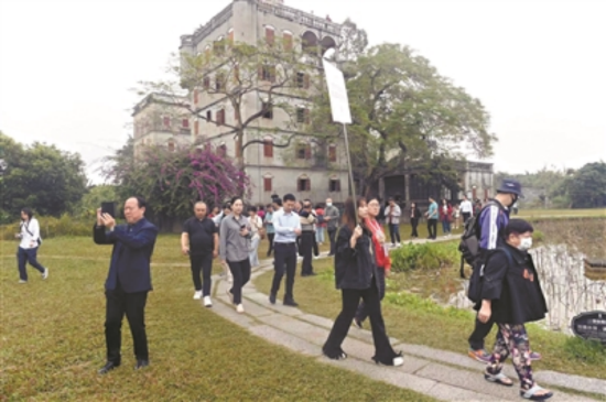 世界中文报业协会第56届年会嘉宾在开平自力村游览参观