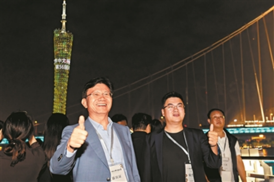 在珠江游船之上,嘉宾们点赞广州之旅