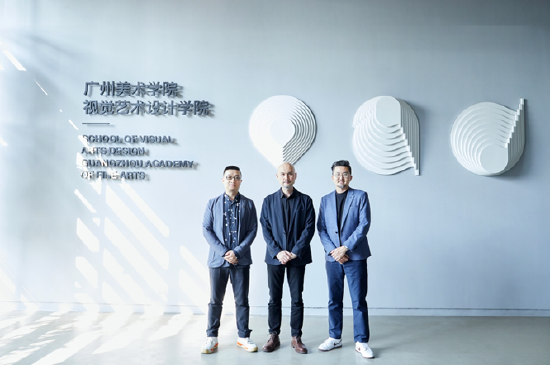 完美日记与广州美术学院团队合影。(左一)张昊 吴格汉字高定设计总监,深圳市平面设计协会顾问&第十届主席;(中)刘平云 广州美术学院视觉艺术设计学院副院长(主持工作),北京冬奥会吉祥物“冰墩墩”设计总执行;(右一)孙祥峯 完美日记包装设计副总监