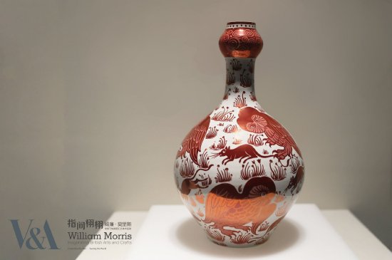 瓶子 威廉·德·摩根设计 1888-1898年 维多利亚与艾尔伯特博物馆