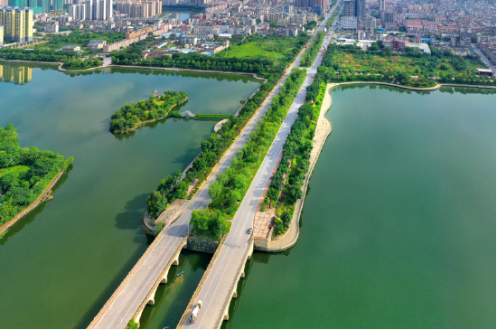 图为英德市城区中轴线英州大道南航拍