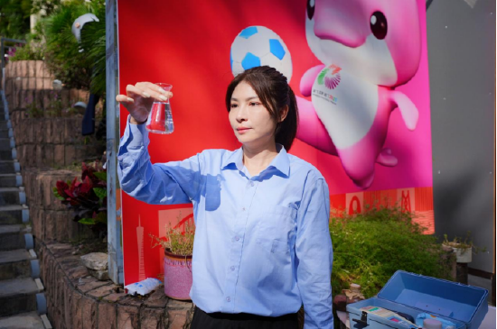 工作人员对场馆附近水样进行水质检测