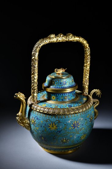 　　Lot 405 　　清乾隆 掐丝珐琅凤首提梁壶 　　H： 31.2 cm； W： 26.1 cm 　　来源：HK$ 1，600，000-1，800，000 　　《大清乾隆年制》款 　　来源： 　　1。伦敦苏富比 2008 年 11 月 5 日，编号 56 　　2。 欧洲私人收藏，1980 年代入藏 　　3。 A&amp；J Speelman 旧藏