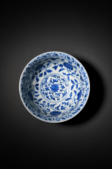 　　Lot 70 　　明宣德 青花缠枝四季花卉纹盌 　　H：8cm W：17.3cm 　　估价：HK$ 4，000，000-6，000，000 　　《大明宣德年制》篆书款