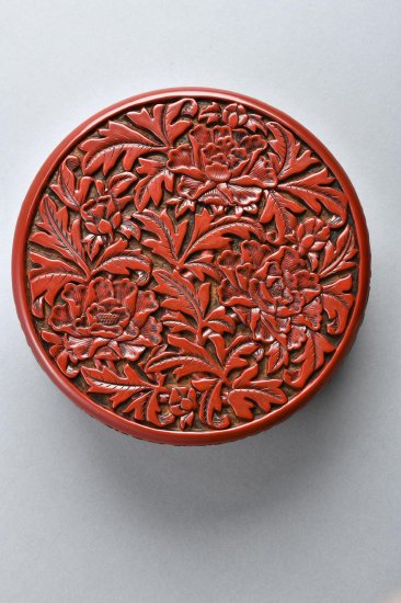 　　Lot 372 　　明永乐 剔红牡丹纹盖盒 　　H： 6.1cm ； D： 15cm 　　估价：HK$ 1，800，000-2，500，000 　　《大明永乐年制》、《张成造》款 　　来源：香港佳士得 2010 年 5 月 31 日 　　1956 年 1 月 30 日购于英国伯肯赫德 Corkhill &amp； Job 拍卖