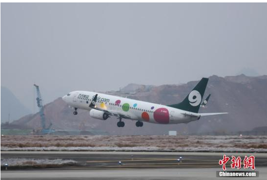 资料图：1月29日，一架客机在完成除冰作业后安全起飞。记者瞿宏伦摄