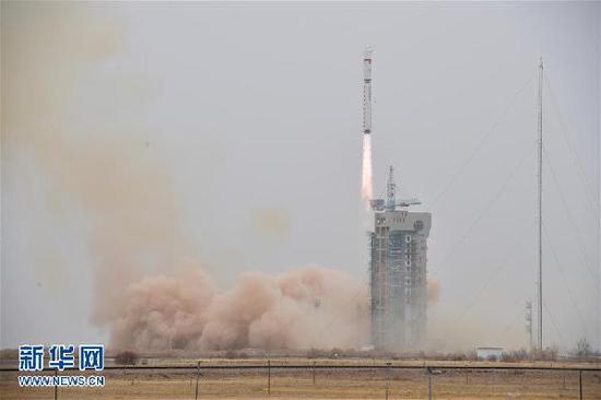 3月17日15时10分,我国在酒泉卫星发射中心用长征二号丁运载火箭,成功将陆地勘查卫星四号发射升空,卫星进入预定轨道,发射任务取得圆满成功。新华社发(汪江波 摄)
