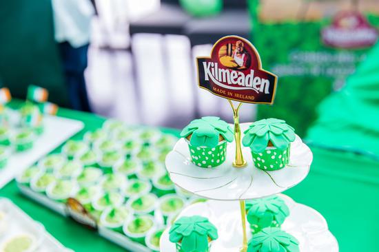 点绿小蛮腰!广州塔圣帕特里克节演绎爱尔兰风情