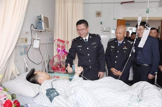 副市长、公安局长黄勇武为受伤民警点赞