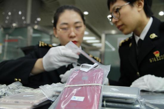 香港女子绑藏10部苹果手机及30块手表进境被查 蔡蒙蒙摄 (1)