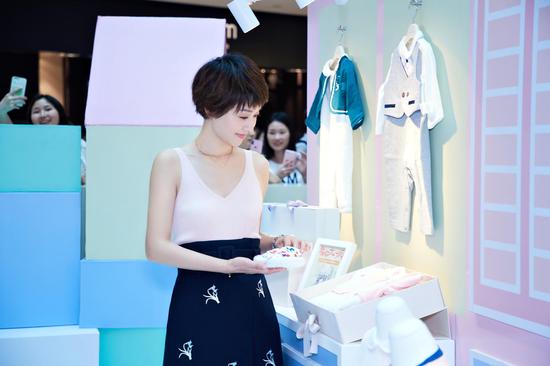 体验馆内的婴幼儿用品和玩具布置