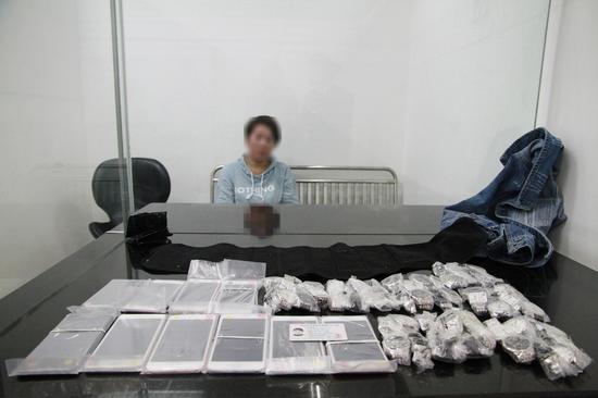 香港女子绑藏10部苹果手机及30块手表进境被查 蔡蒙蒙摄 (2)