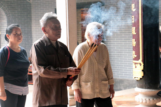 岑桑在岑氏大宗祠进行拜祭