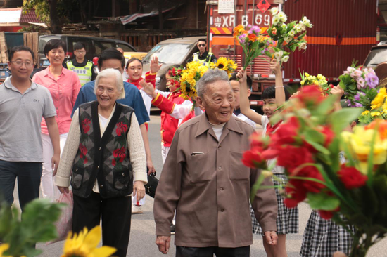 岑桑携妻子荣归故里