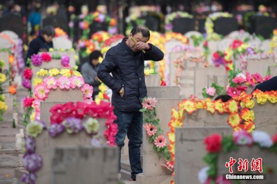 资料图：山西省太原市，大批民众在墓园祭奠亲人。韦亮 摄