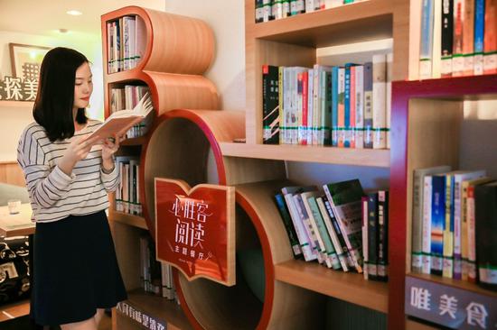 市民在必胜客阅读主题餐厅内看书