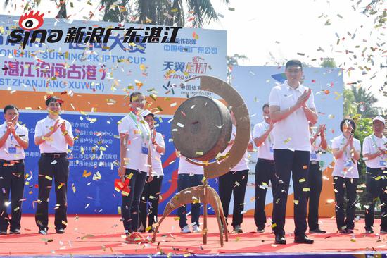 奥运冠军刘虹与中国男篮蓝队主教练杜锋为比赛鸣锣开赛