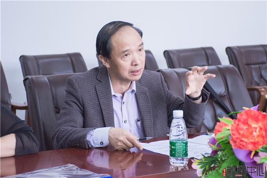 何春林院长汇报学院近年来办学成果 阮颖摄