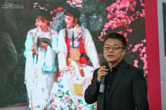 广州大剧院总经理何鹰介绍“致敬经典”版块