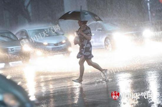 昨天,广东出现强降雨,市民在雨中行走。
