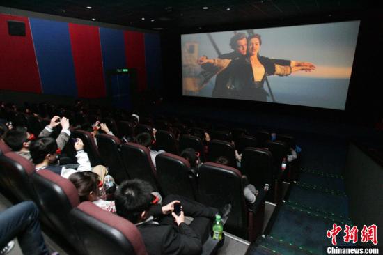 资料图：观众在影院观看电影。中新社发 张云 摄