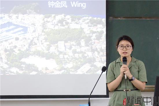 钟金凤老师为同学们分享自己的留学趣事 陈丽行摄